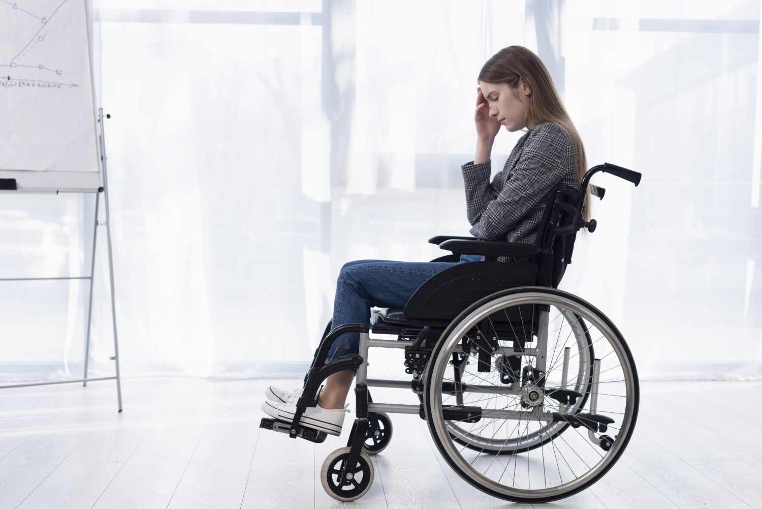 Обидел инвалида. Красивая девушка в инвалидном кресле. Инвалидная коляска. Коляска для инвалидов.