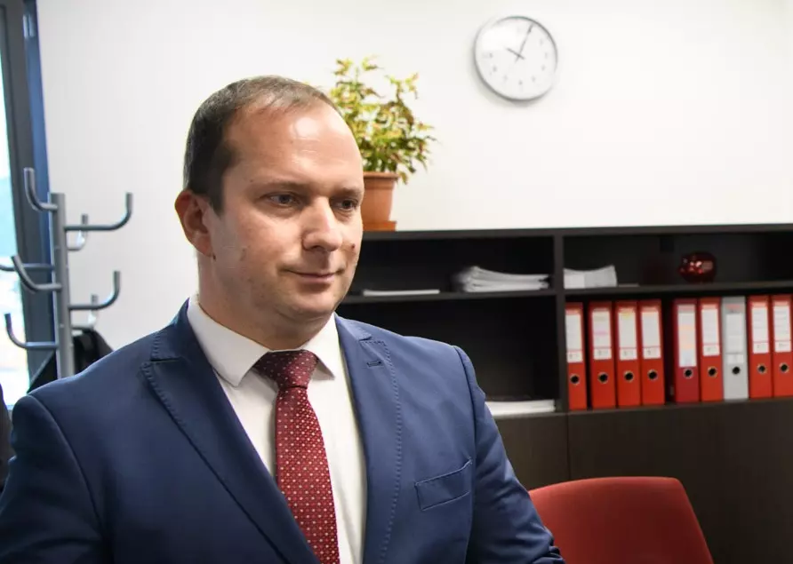 Simplea má problém a vinu hádže na Partners Group SK. Jeho riaditeľ Jozef Bartánus to odmieta