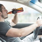 Kto bude mať v krvi alkohol, už nenaštartuje auto. EÚ chce povinné detektory