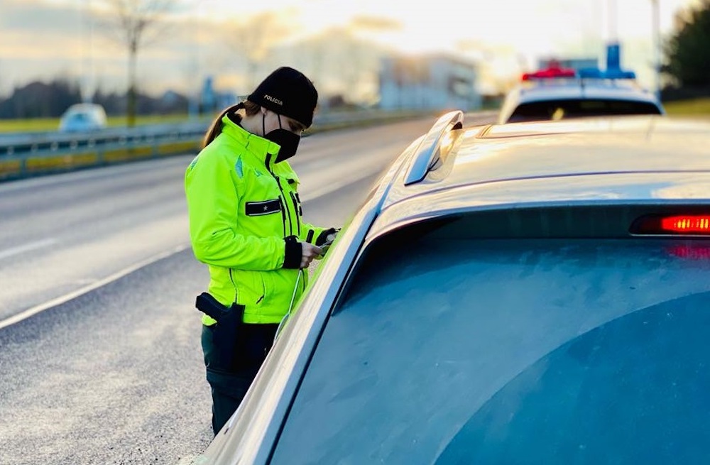 Jazda bez pásu či fajčenie na motorke. Aké sú pokuty za porušenie povinností vodiča 2024?