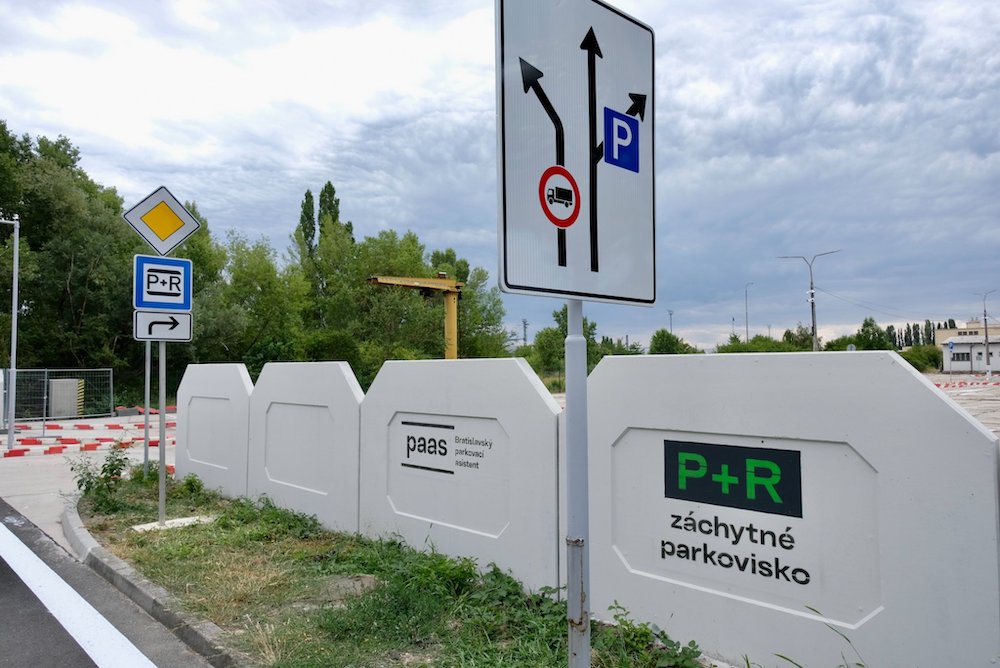 Ako fungujú bratislavské záchytné parkoviská (P+R) a kde ešte pribudnú
