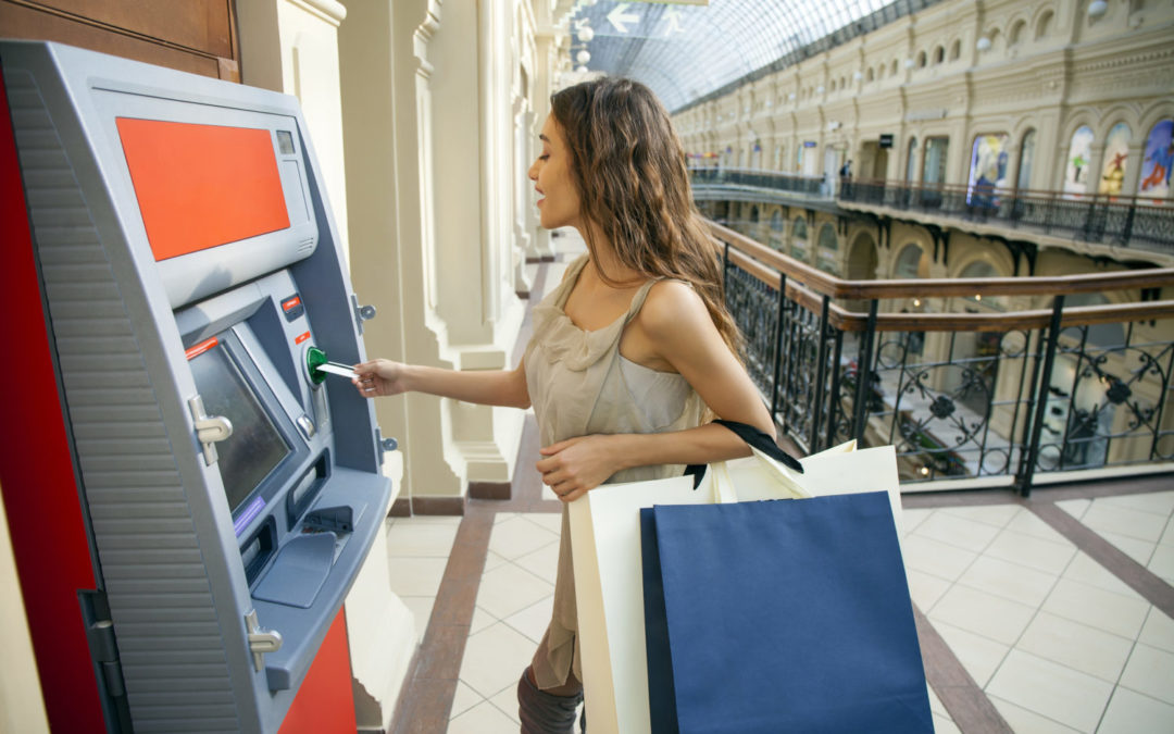 Výber z cudzieho bankomatu môže výrazne zvýšiť náklady na účet