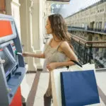 výber z cudzieho bankomatu