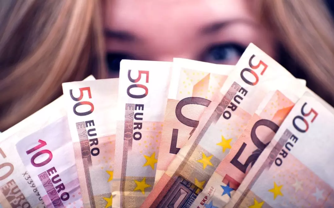 Vláda schválila ďalší stoeurový príspevok a jednorazovú dotáciu na obedy