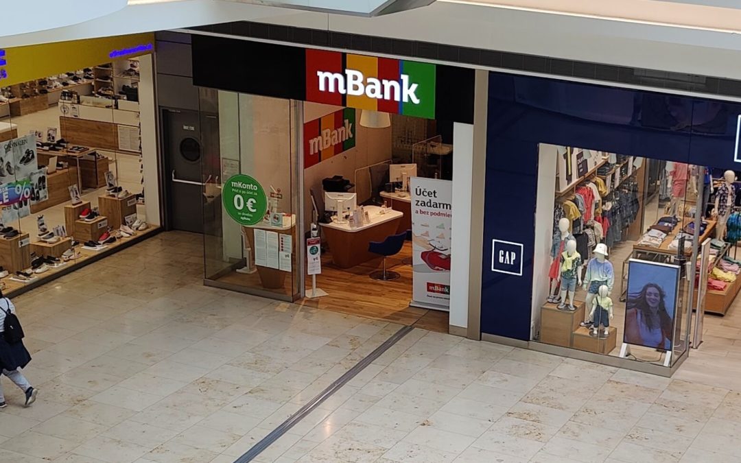 Poslanci nútia banky, aby pracovali s hotovosťou. mBank to doteraz nerobila