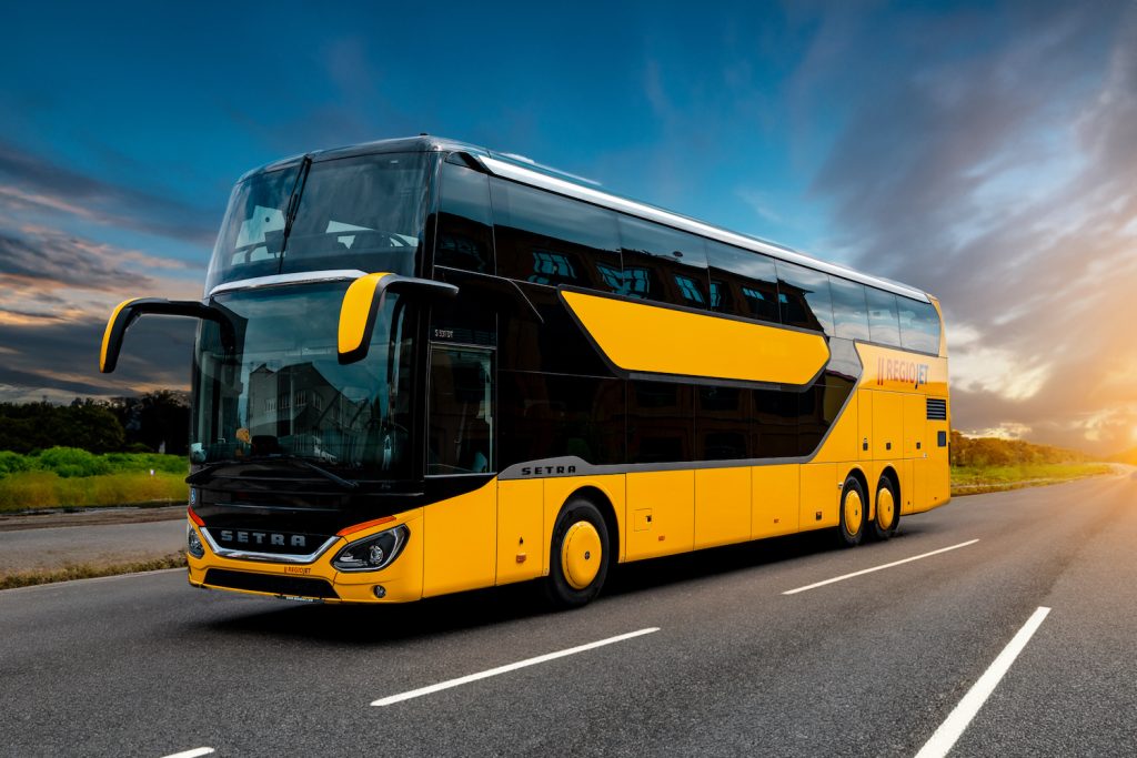 RegioJet chce do autobusov zaviesť prvú triedu. Vo vozidle bude aj menej sedačiek