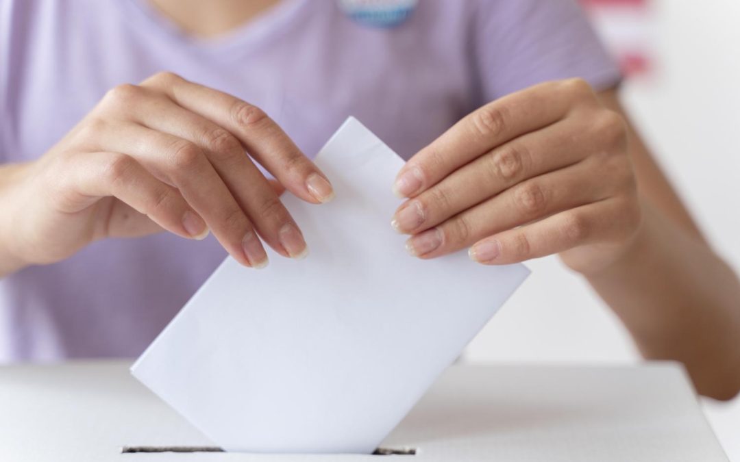 Kto chce voliť mimo svojho bydliska, potrebuje voličský preukaz. Získať ho môže aj deň pred voľbami
