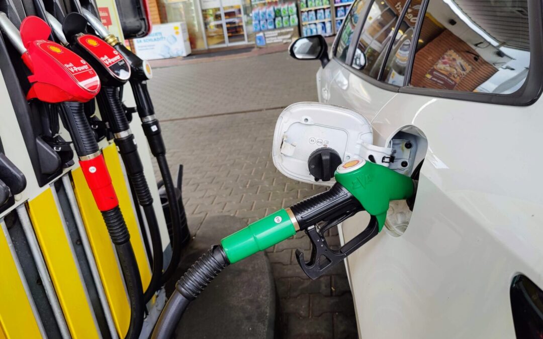 Ceny benzínu a nafty klesli