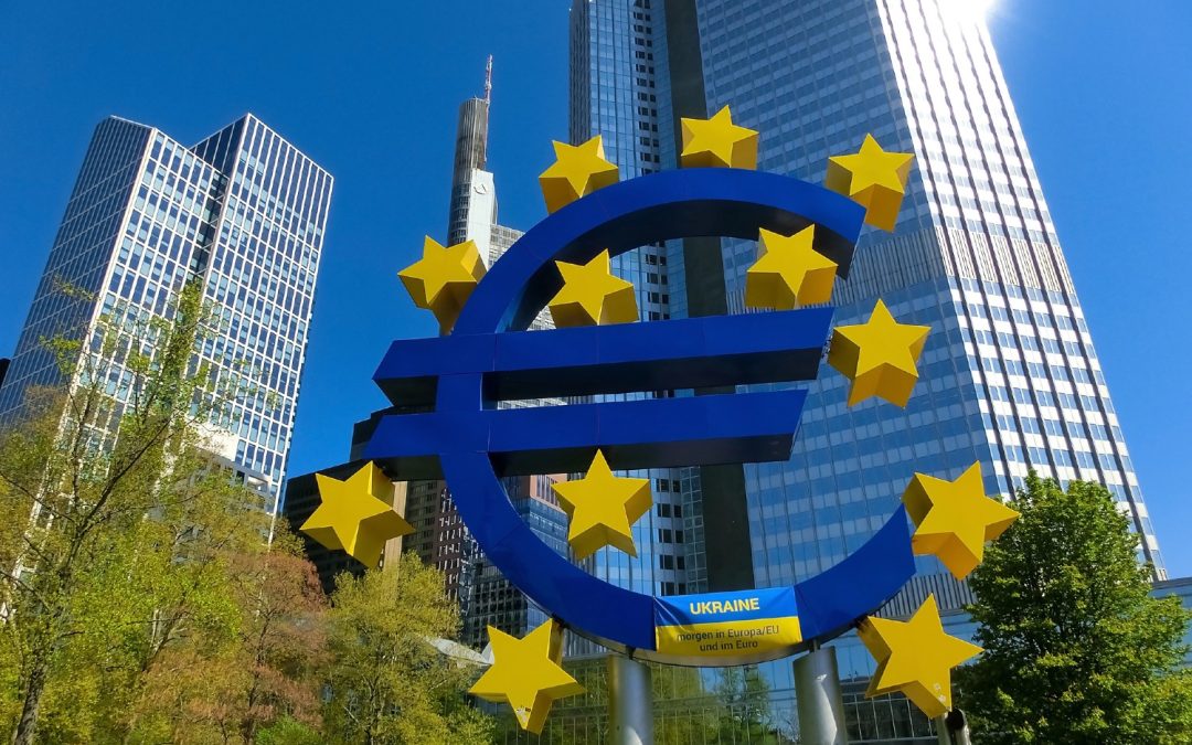 Európska centrálna banka ponechala úrokové sadzby bez zmeny, ekonomike predpovedá silnejší rast