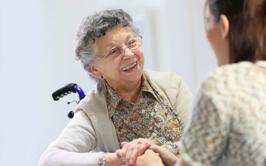 Opatrovatelia si polepšia: Štát im od júla zvýši príspevky