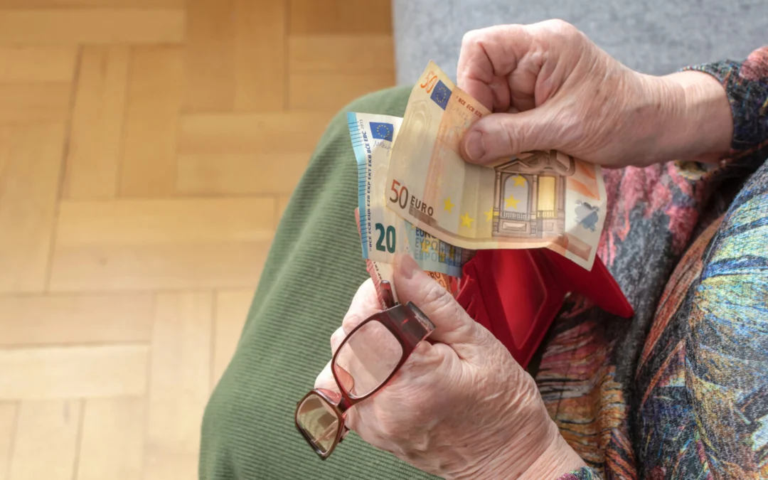 Náhrada za rodičovský dôchodok dorazí v auguste. Ktorí seniori dostanú peniaze prví a kto si musí počkať?